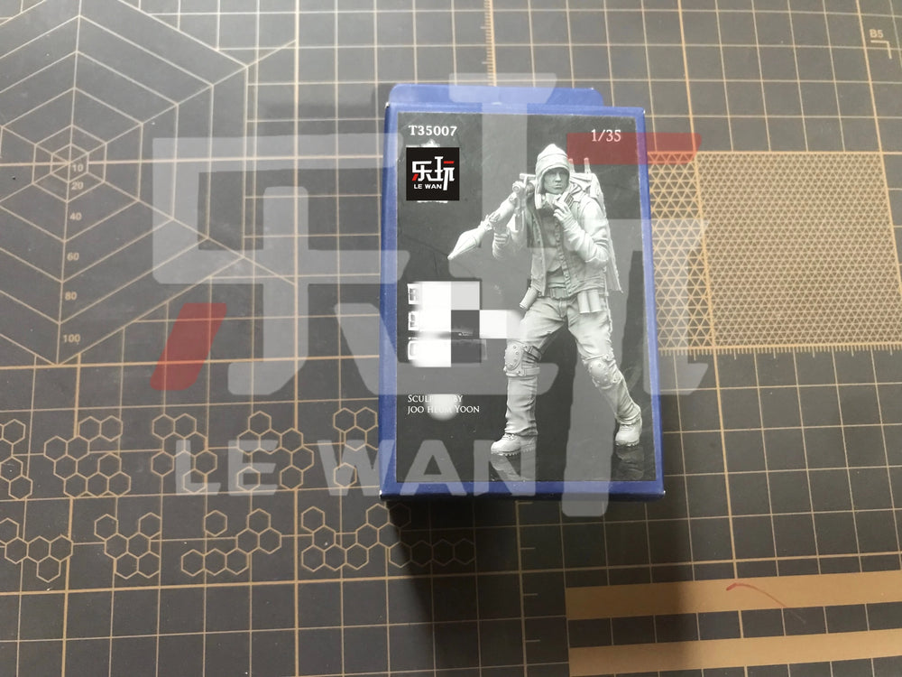 1/35 Modern Infantry Soldier Advancing with Rifle and Pack, Resin Model Figure Kit, Unassembled and Unpainted