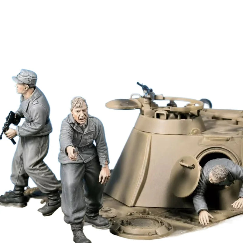 1/35 WWII Tank Crew Escape, 3 Figures, Resin Model Figure Kit, Unassembled and Unpainted