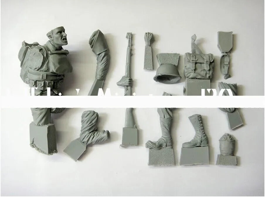 1/16 WWII German Infantryman Charging Forward, Resin Model Figure Kit, Unassembled and Unpainted