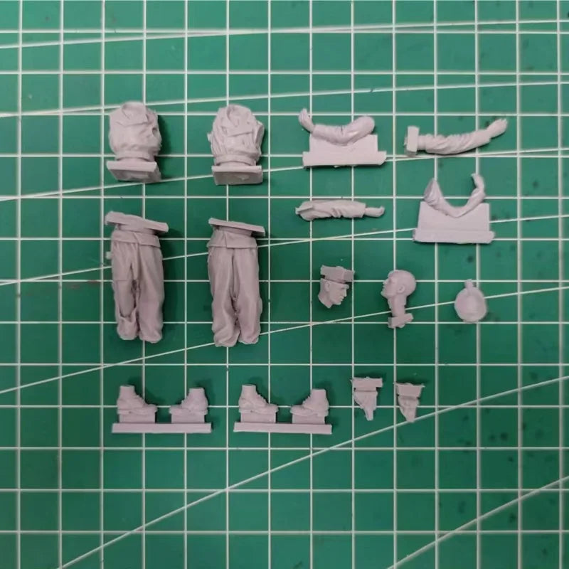 1/35 WWII German Panzer Crew Wounded, 2 Figures, Resin Model Figure Kit, Unassembled and Unpainted