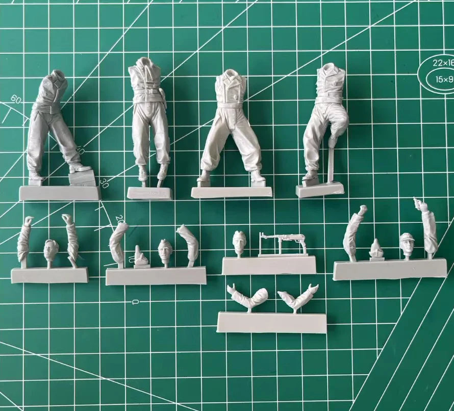 1/35 WWII German Tank Crew Commanding Panzer, 4 Figures, Resin Model Figure Kit, Unassembled and Unpainted