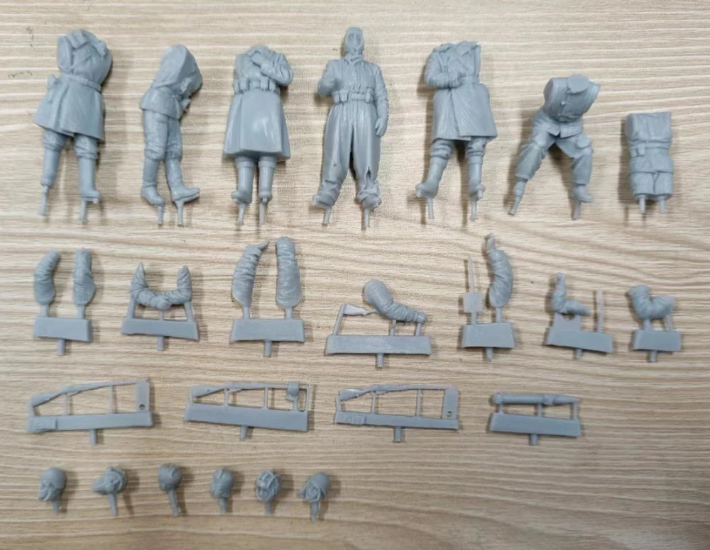 1/35 WWII Soviet Soldiers with Captured Tiger Tank, 8 Figures, Resin Model Figure Kit, Unassembled and Unpainted