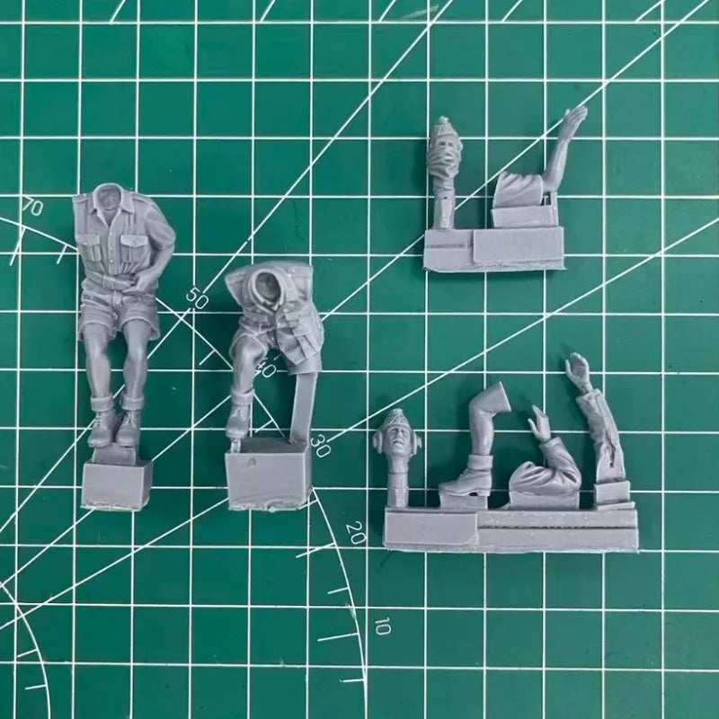 1/35 WWII German Panzer Commander Signaling Crew, 2 Figures, Resin Model Figure Kit, Unassembled and Unpainted