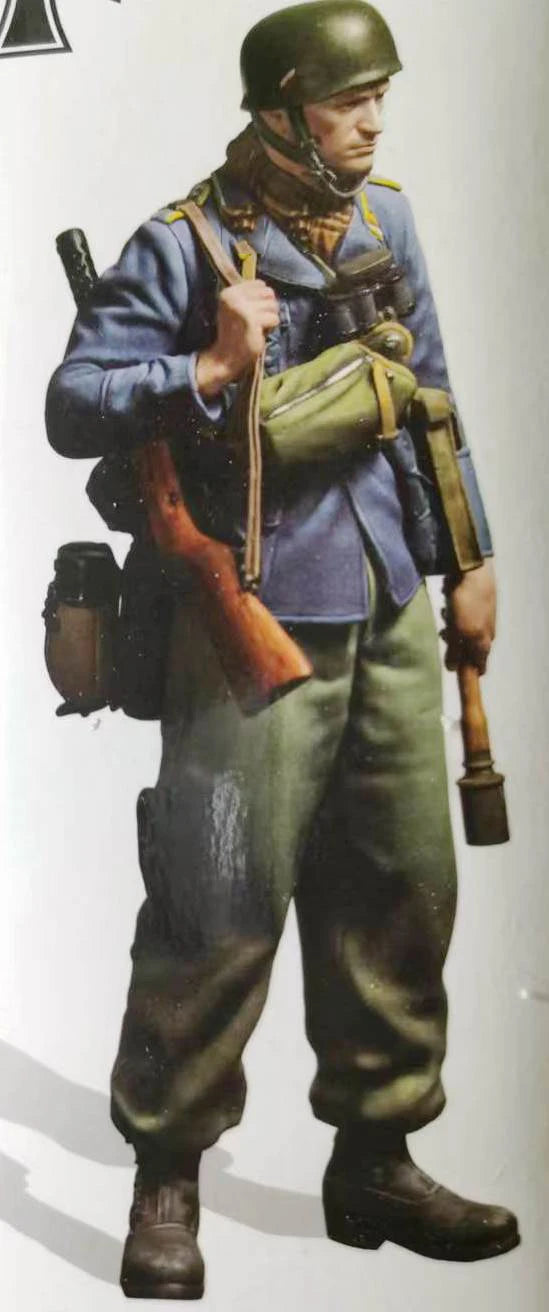 1/16 WWII German Infantry Soldier with Rifle and Pack, Resin Model Figure Kit, Unassembled and Unpainted