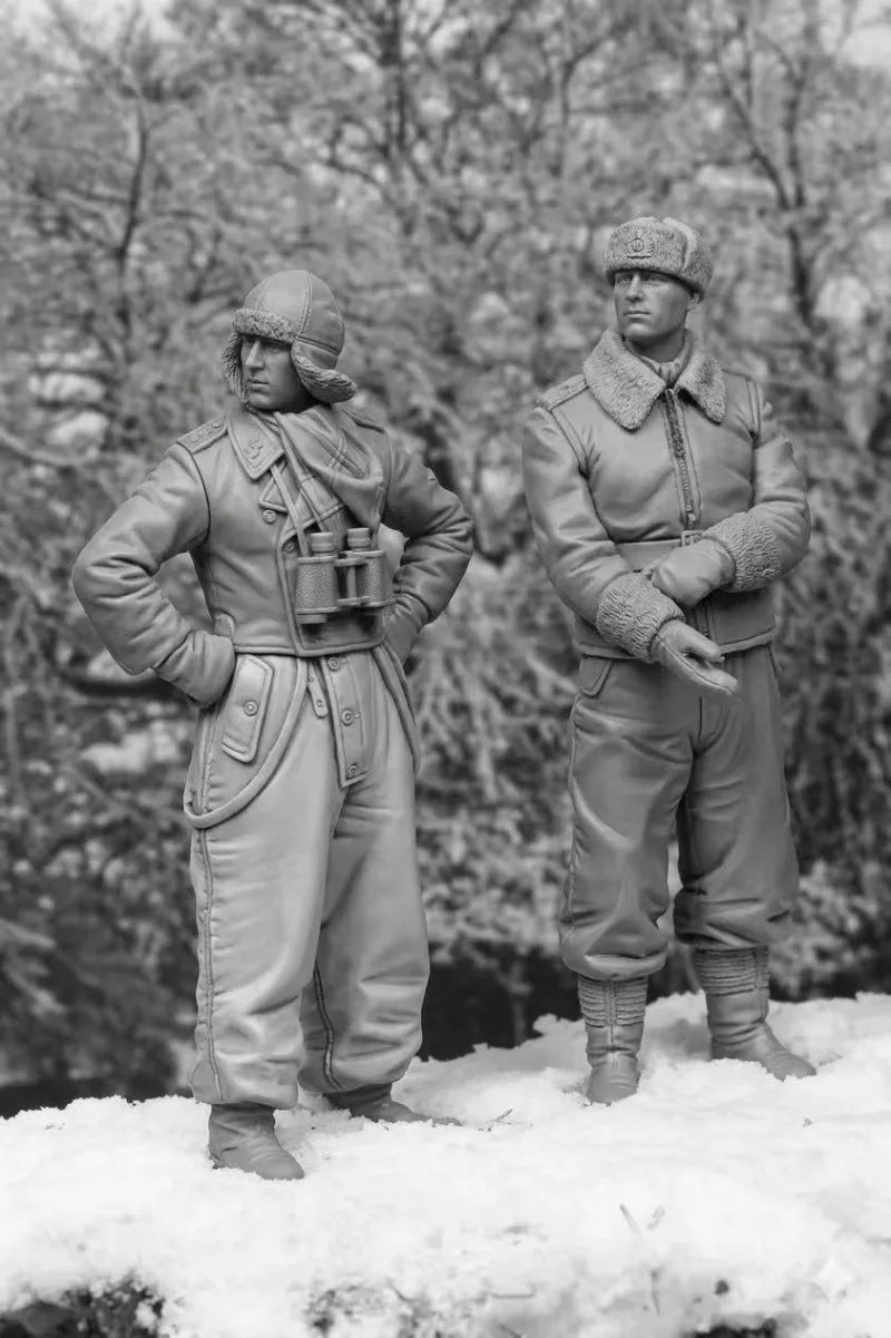 1/35 WWII German Winter Soldiers, 2 Figures, Resin Model Figure Kit, Unassembled and Unpainted