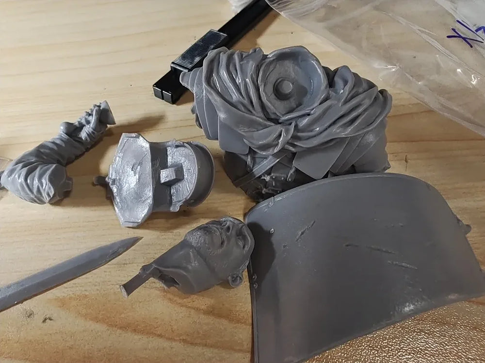 1/10 Ancient Roman Legionary with Imperial Shield, Resin Model Bust Kit, Unassembled and Unpainted