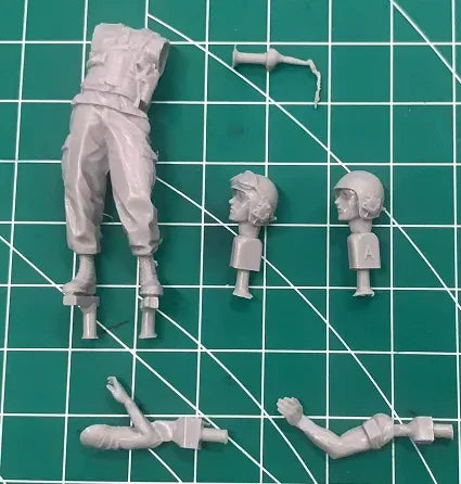 1/35 Vietnam War US Tank Crew, Resin Model Figure Kit, Unassembled and Unpainted