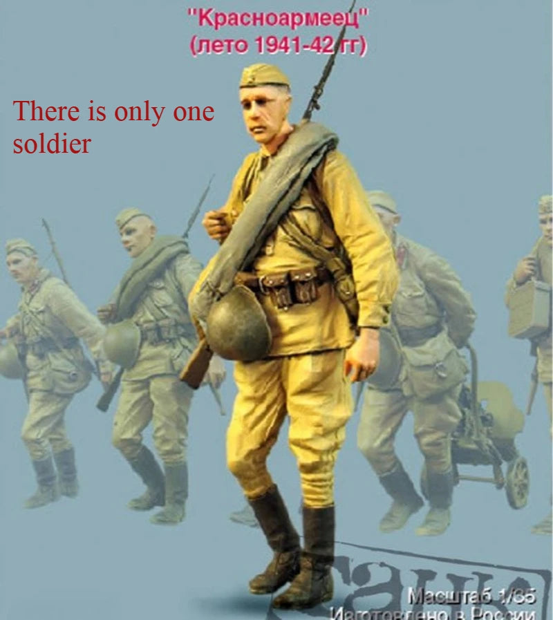 1/35 WWII Soviet Infantry Throwing Grenade in Winter Coat, Resin Model Figure Kit, Unassembled and Unpainted