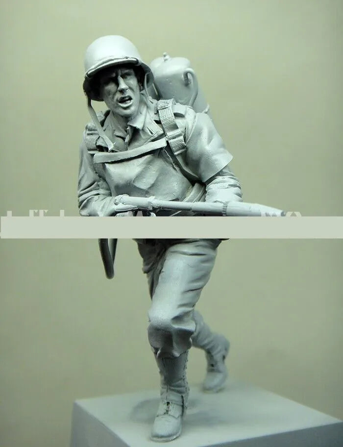 1/16 WWII American Infantryman Advancing with Full Pack, Resin Model Figure Kit, Unassembled and Unpainted