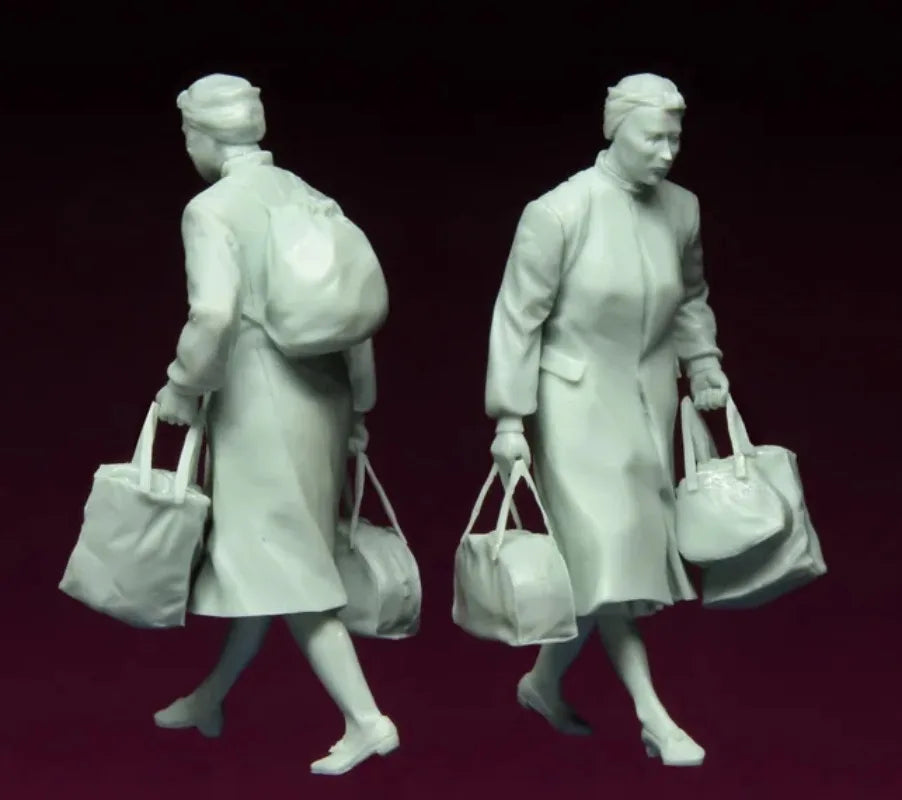 1/35 WWII Female Refugees with Luggage, 4 Figures, Resin Model Figure Kit, Unassembled and Unpainted
