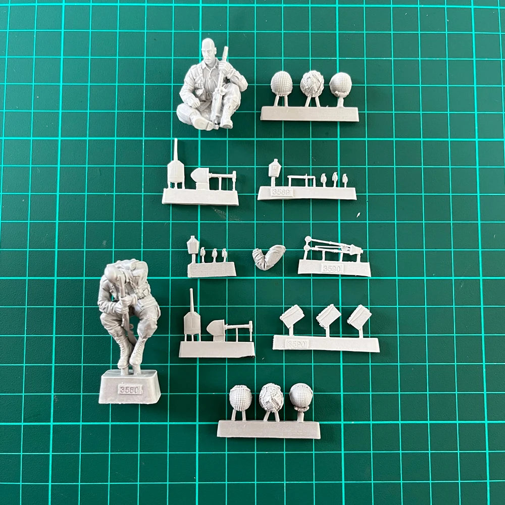 1/35 WWII Allied Combat Team, 2 Figures, Resin Model Figure Kit, Unassembled and Unpainted