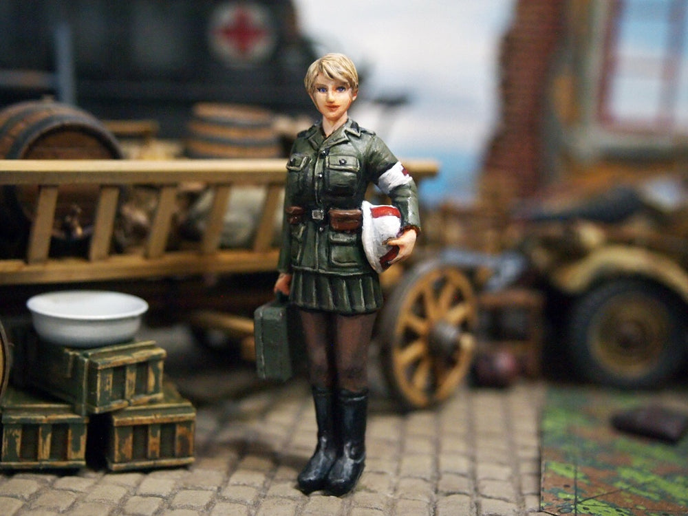 1/35 WWI Female Ambulance Attendant, Resin Model Figure Kit, Unassembled and Unpainted