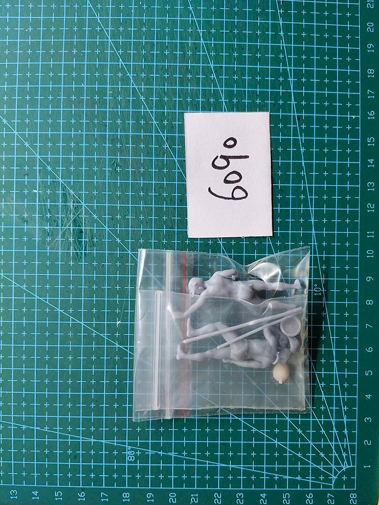 1/35 Modern Military Crew, 2 Figures, Resin Model Figure Kit, Unassembled and Unpainted