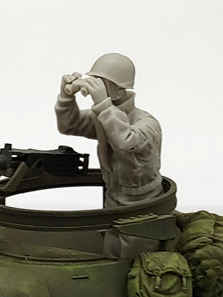 1/35 Modern US Soldier Communicating on Radio, Resin Model Figure Kit, Unassembled and Unpainted