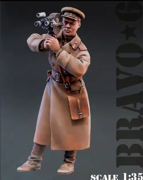 1/35 WWII Photographer, Resin Model Figure Kit, Unassembled and Unpainted