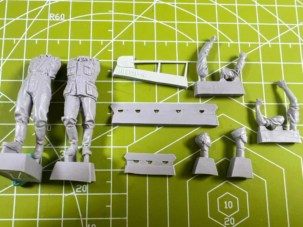 1/35 WWII American Memorial, 2 Figures, Resin Model Figure Kit, Unassembled and Unpainted