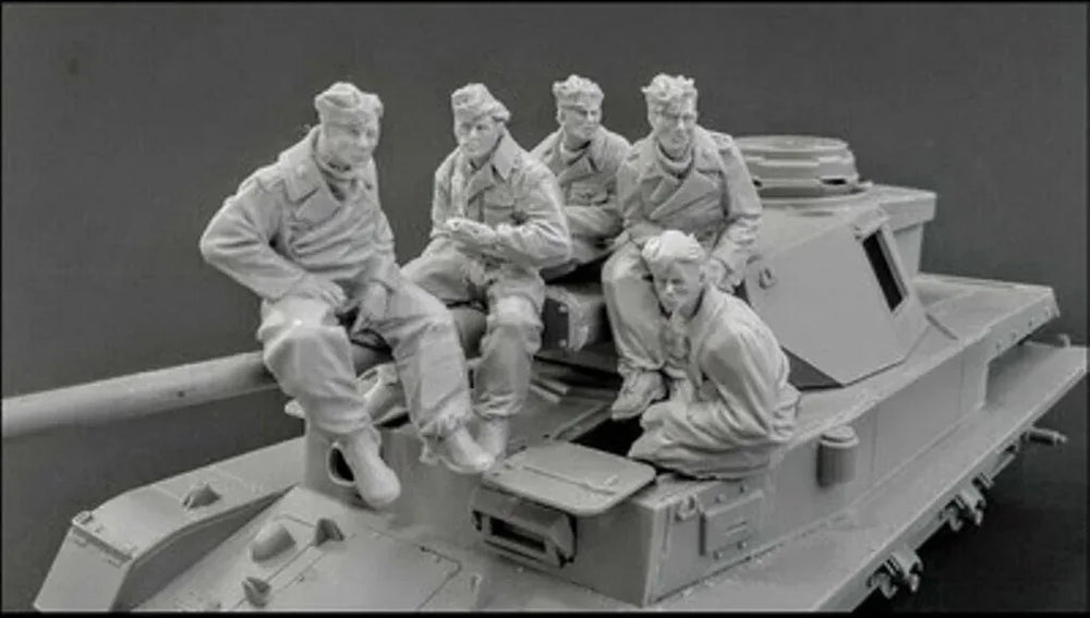 1/35 WWII Soldiers on Military Vehicle, 5 Figures, Resin Model Figure Kit, Unassembled and Unpainted