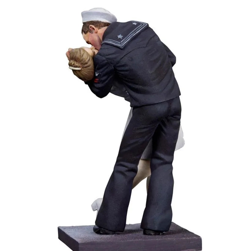 1/32 WWII Sailor and Woman, 2 Figures, Resin Model Figure Kit, Unassembled and Unpainted