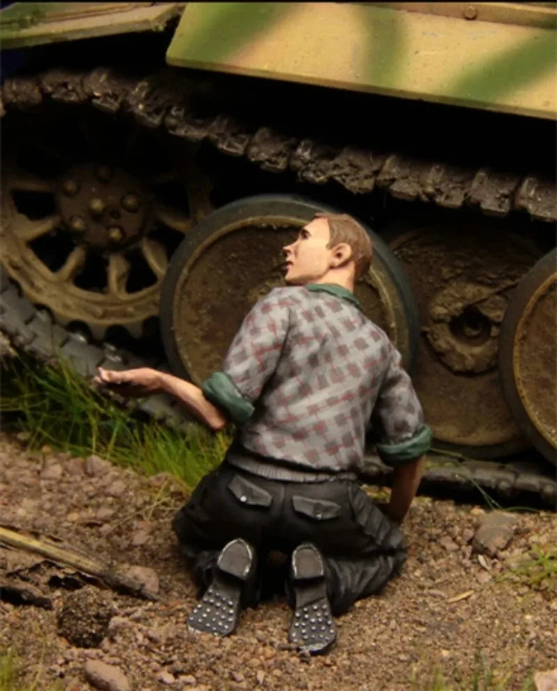 1/35 WWII German Panzer Crew Member, Resin Model Figure Kit, Unassembled and Unpainted