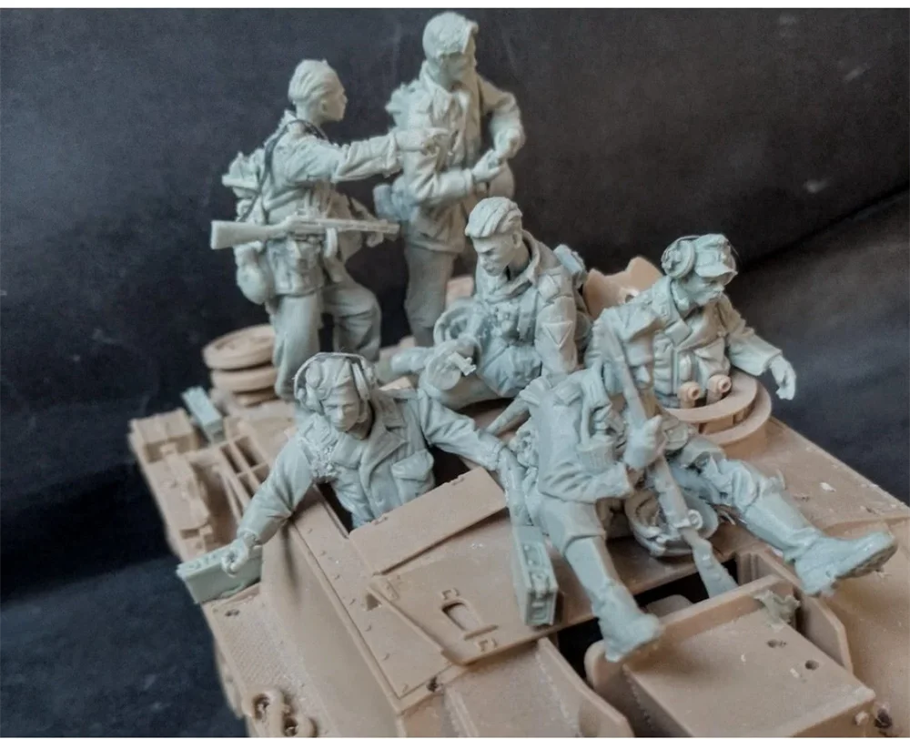 1/35 Modern Soldiers on Armed Technical, 9 Figures, Resin Model Figure Kit, Unassembled and Unpainted