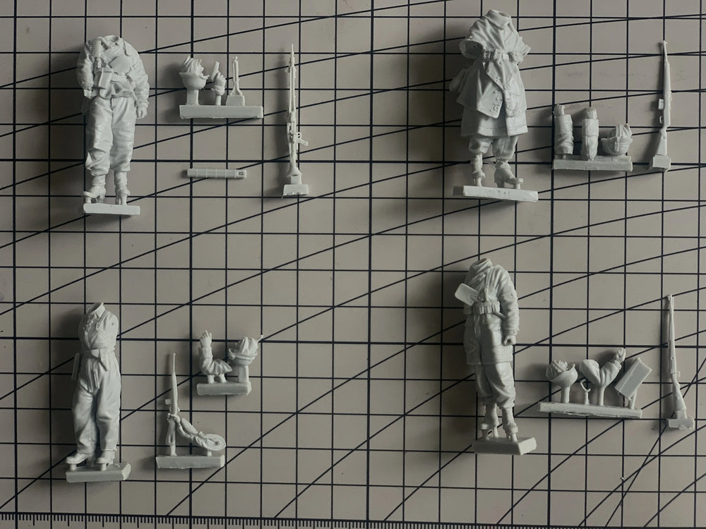 1/35 WWII German Infantry in Pea-Dot Camouflage, 4 Figures, Resin Model Figure Kit, Unassembled and Unpainted