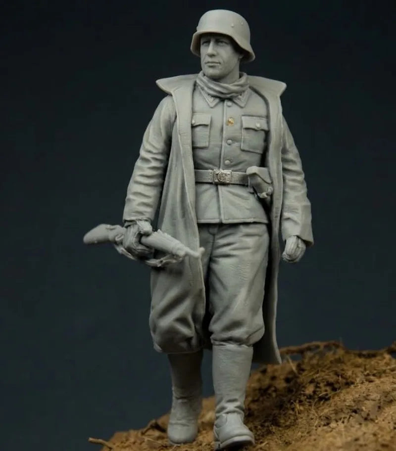 1/35 WWII German Infantryman in Pickelhaube with Rifle, Resin Model Figure Kit, Unassembled and Unpainted