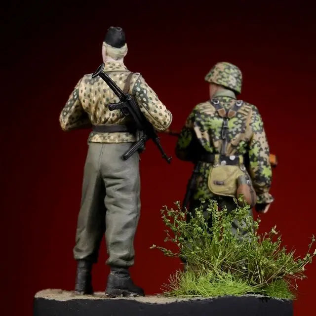 1/35 WWII German Infantry Splinter Camo Squad, 2 Figures, Resin Model Figure Kit, Unassembled and Unpainted