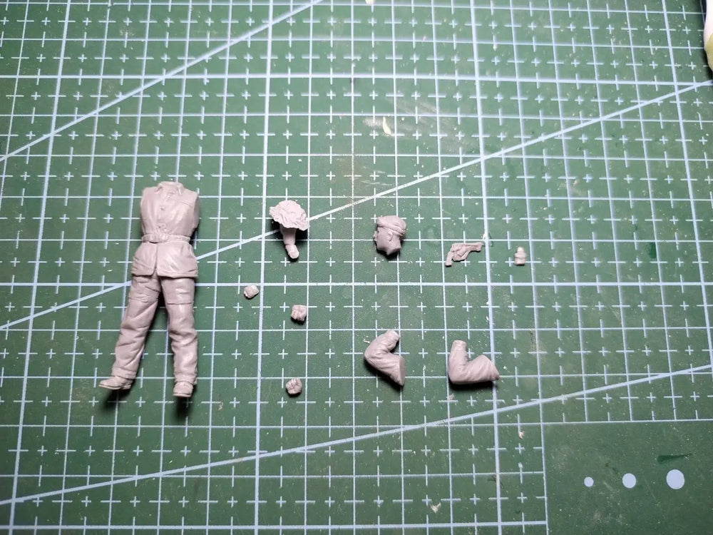 1/35 WWII British Tank Crew Member, Resin Model Figure Kit, Unassembled and Unpainted