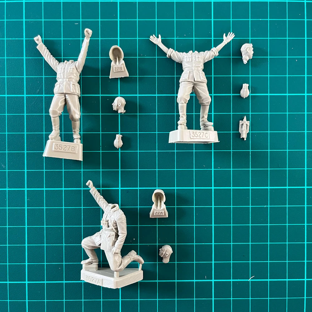 1/35 WWII German 75mm Artillery Crew in Action, 3 Figures, Resin Model Figure Kit, Unassembled and Unpainted
