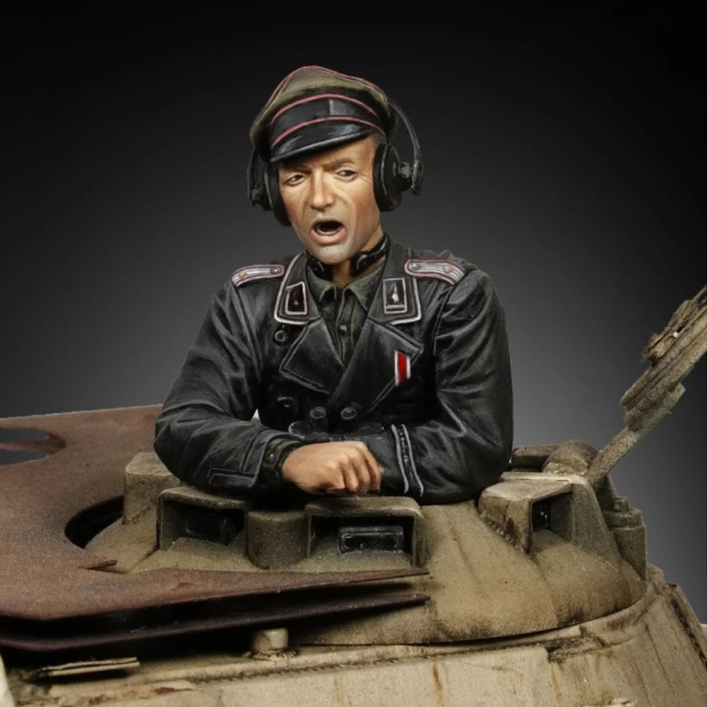 1/35 WWII German Panzer Commander with Headset, Resin Model Figure Kit, Unassembled and Unpainted