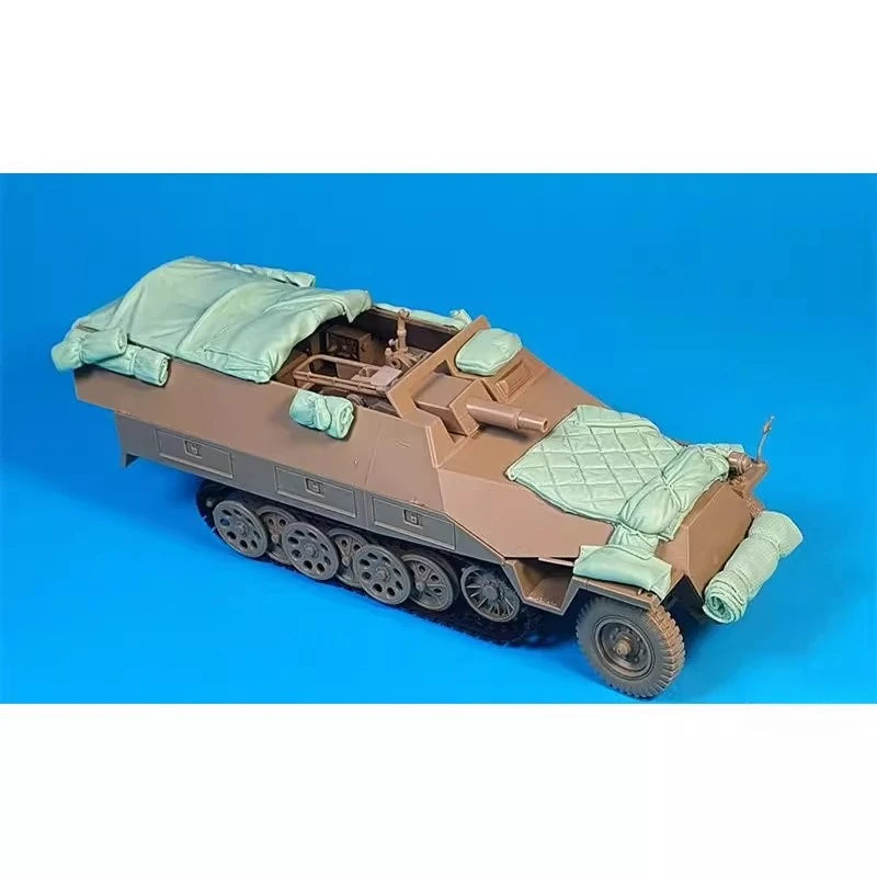 1/35 WWII German WWII Half-Track Armored Vehicle, Resin Model Vehicle Kit, Unassembled and Unpainted