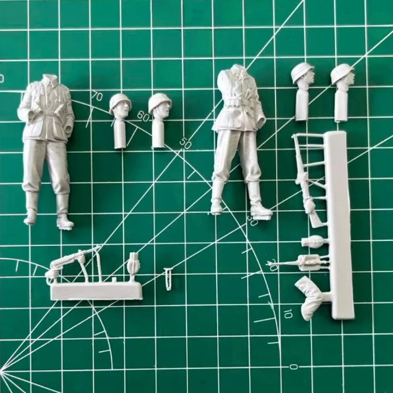 1/35 WWII German Riflemen with Spectacled Soldier, 4 Figures, Resin Model Figure Kit, Unassembled and Unpainted