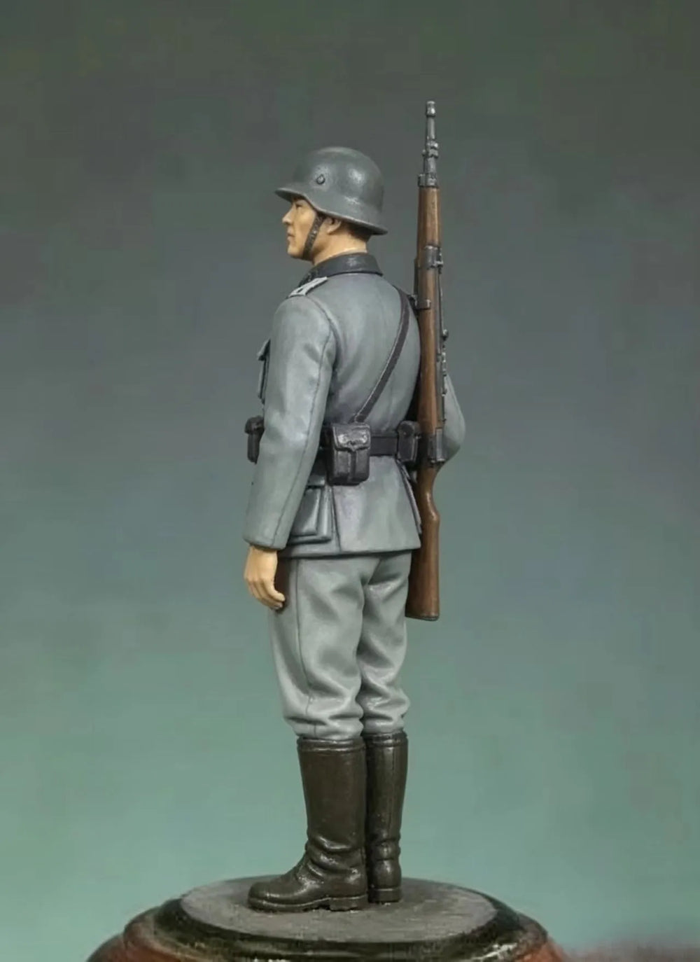 1/24 WWI German Soldier with Rifle, Resin Model Figure Kit, Unassembled and Unpainted