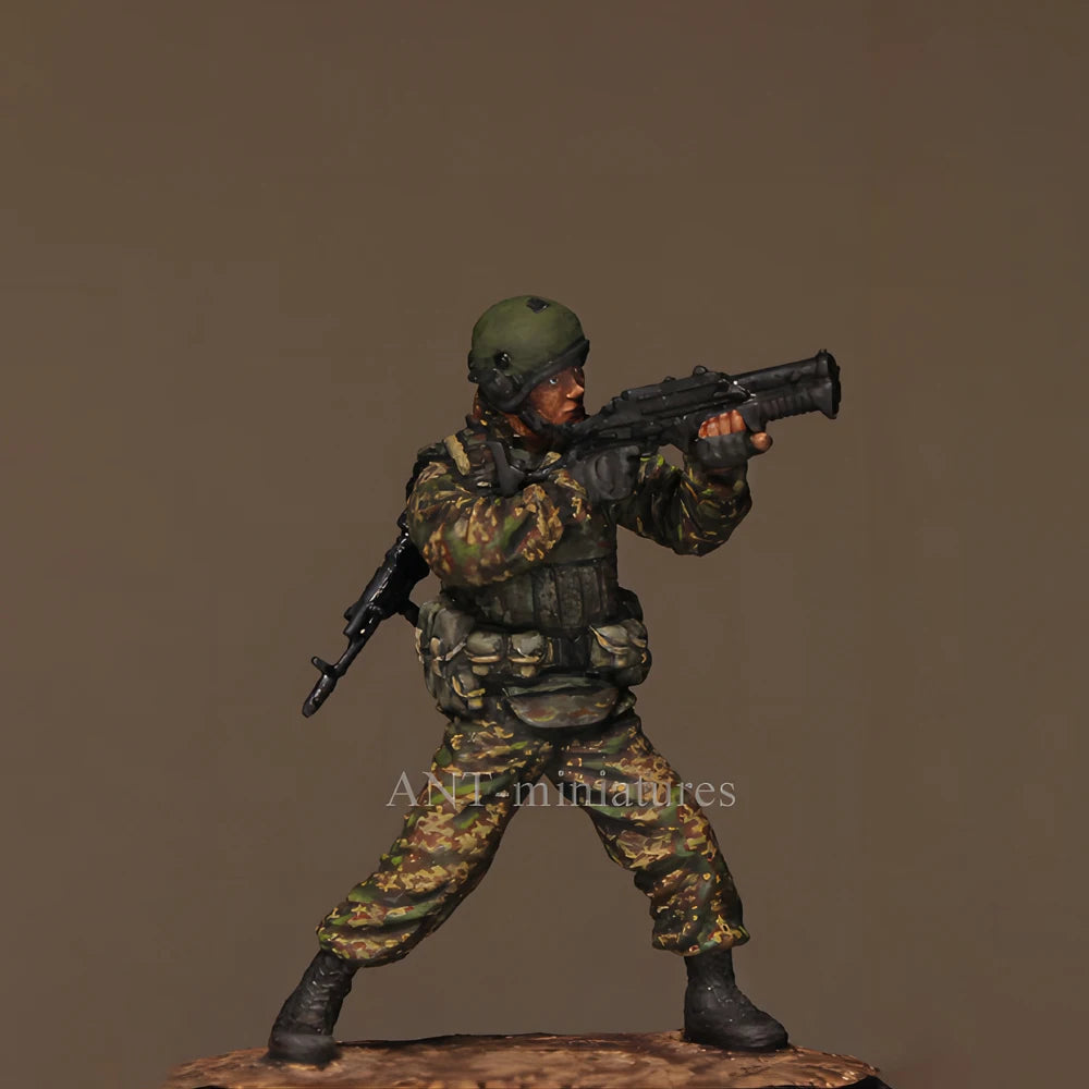 1/35 Modern Desert Infantry with Binoculars, Resin Model Figure Kit, Unassembled and Unpainted
