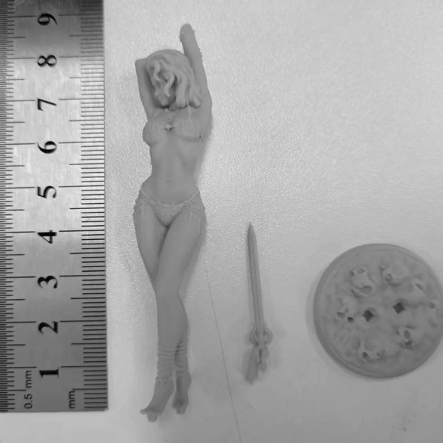 1/24 Fantasy Female Warrior Attacking with Spear, Resin Model Figure Kit, Unassembled and Unpainted