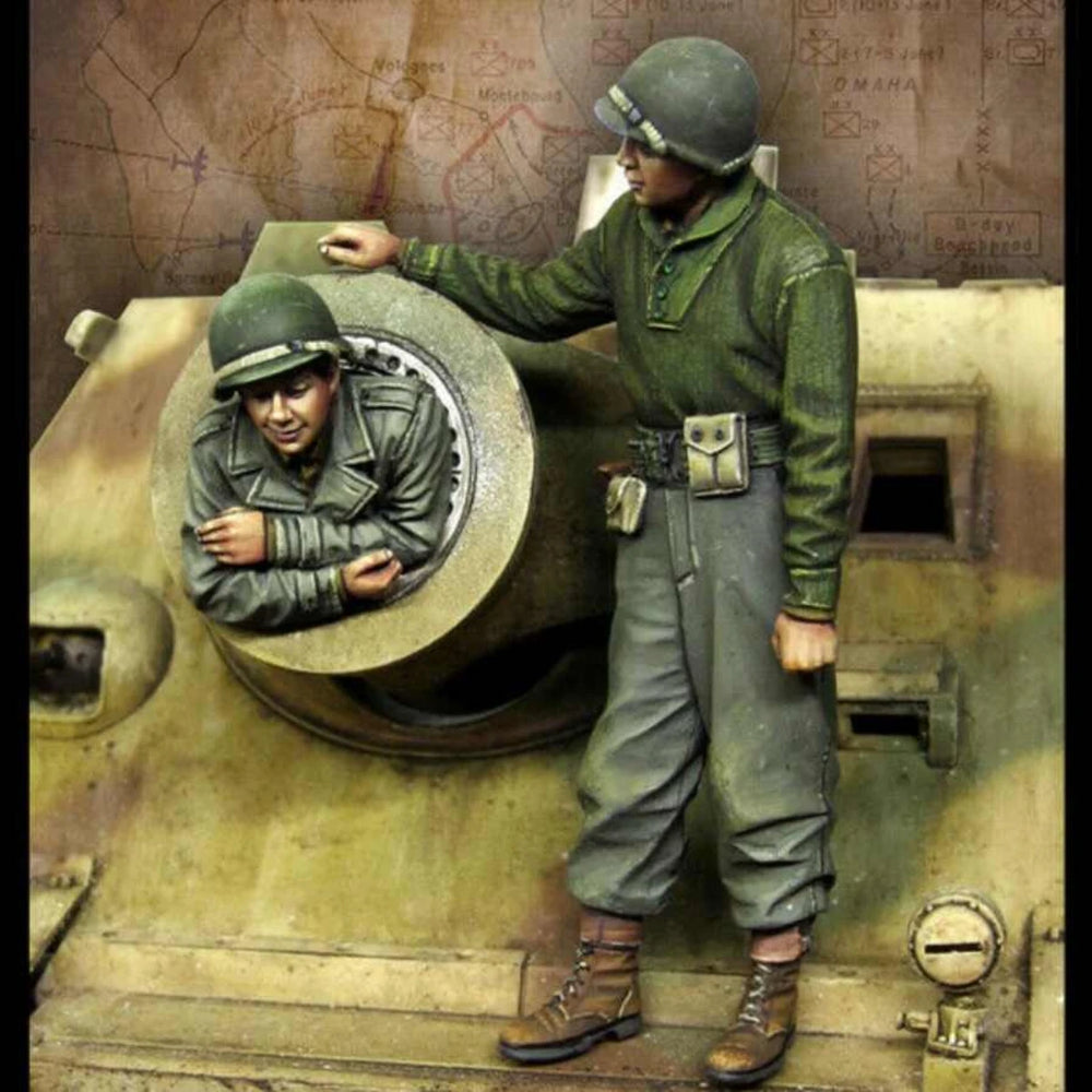 1/35 WWII US Tank Crew Standing Ready, 2 Figures, Resin Model Figure Kit, Unassembled and Unpainted