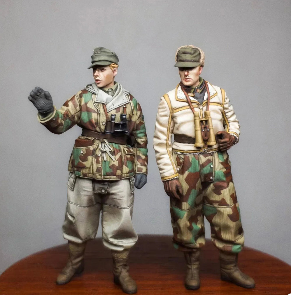 1/35 WWII Soldiers in Desert & Camouflage Uniforms, 2 Figures, Resin Model Figure Kit, Unassembled and Unpainted