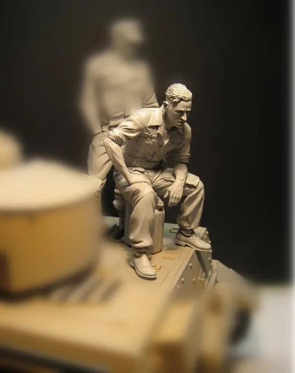 1/16 WWII American Soldier Seated on Stool, Resin Model Figure Kit, Unassembled and Unpainted