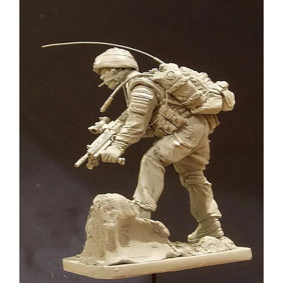 1/16 Modern Operator Kneeling with Assault Rifle, Resin Model Figure Kit, Unassembled and Unpainted