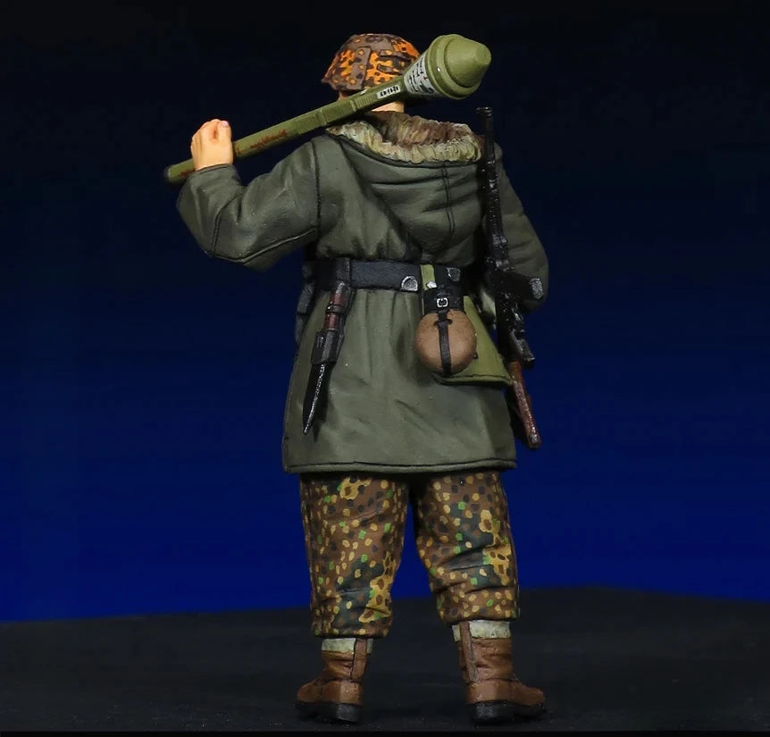 1/35 WWII German Soldier with Panzerfaust, Resin Model Figure Kit, Unassembled and Unpainted