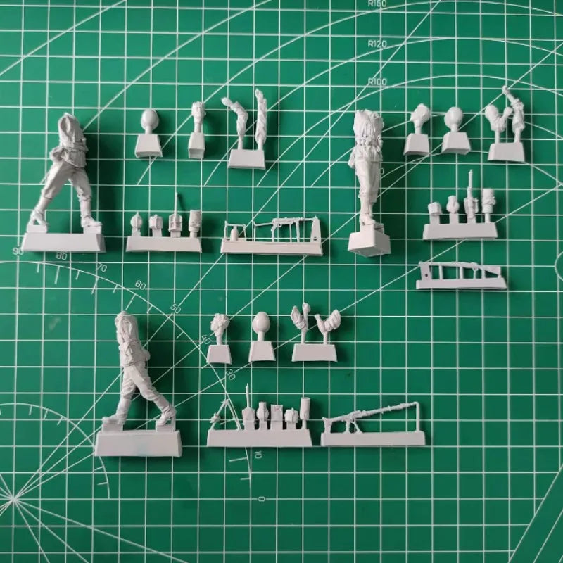 1/35 WWII German Infantry in Combat Poses, 3 Figures, Resin Model Figure Kit, Unassembled and Unpainted