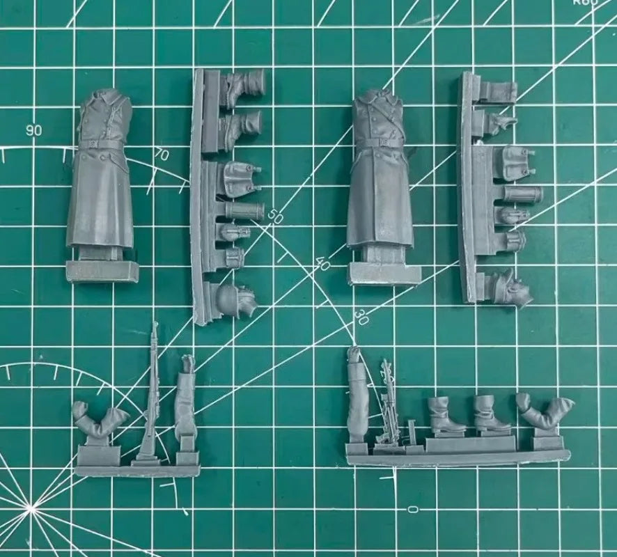 1/35 WWI German Officers with Rifle and Binoculars, 2 Figures, Resin Model Figure Kit, Unassembled and Unpainted