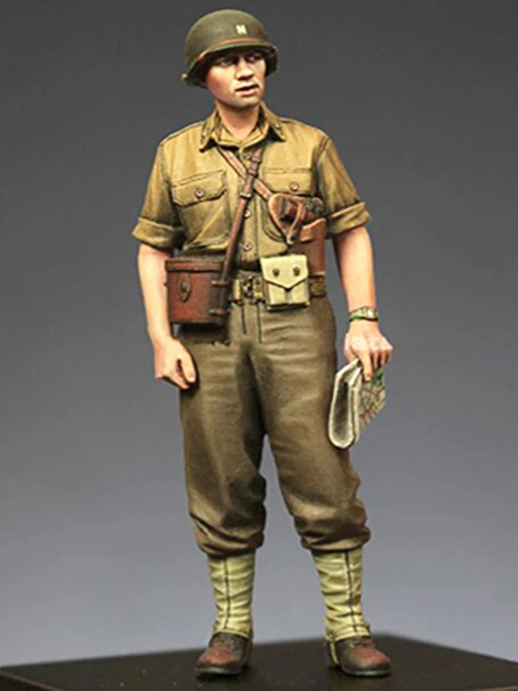 1/35 WWII British Soldier in Tropical Khaki with Puttees, Resin Model Figure Kit, Unassembled and Unpainted