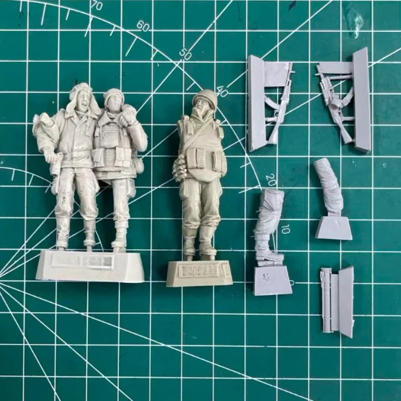 1/35 WWII Soviet Infantrymen and Tankman, 4 Figures, Resin Model Figure Kit, Unassembled and Unpainted