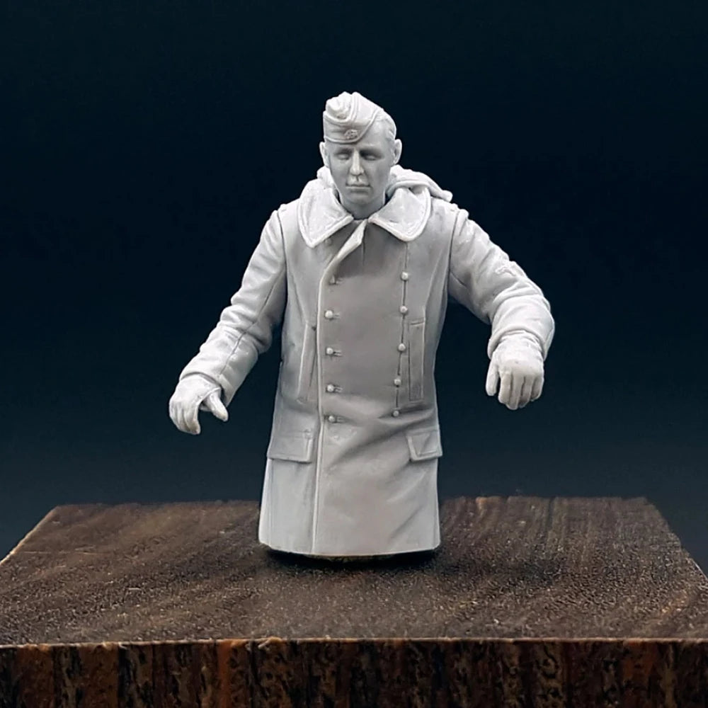 1/35 WWII German Soldier Battle of Ardennes, Resin Model Figure Kit, Unassembled and Unpainted