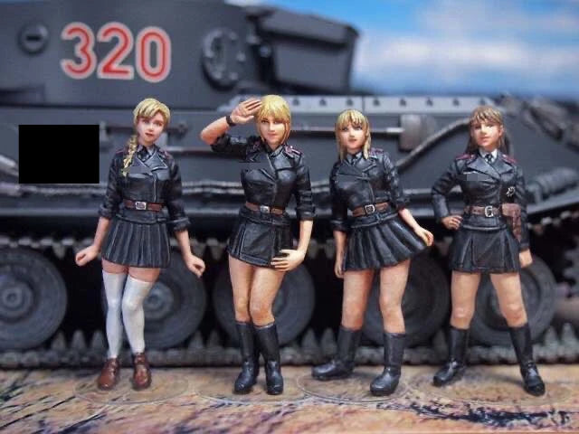 1/35 WWII German Female Soldiers in Pleated Skirts, 4 Figures, Resin Model Figure Kit, Unassembled and Unpainted