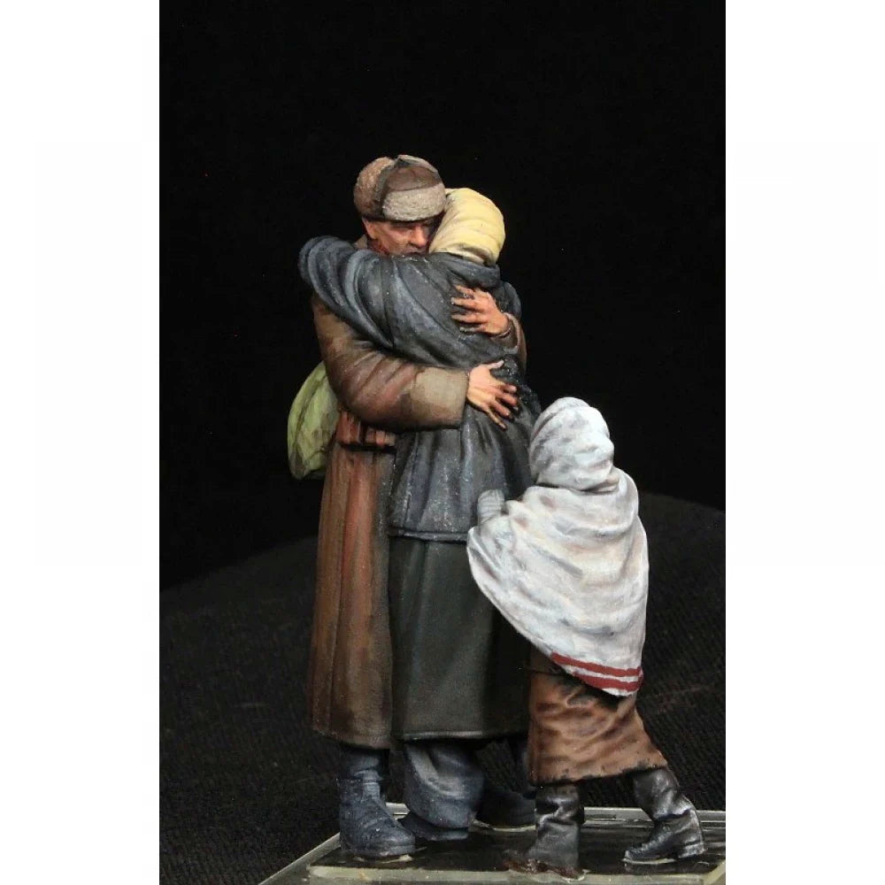 1/35 Cold War Soviet Reunion, 3 Figures, Resin Model Figure Kit, Unassembled and Unpainted