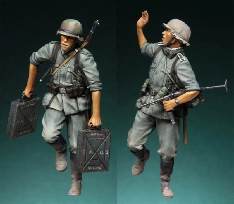 1/35 WWII German Infantryman & Ammo Carrier, 2 Figures, Resin Model Figure Kit, Unassembled and Unpainted