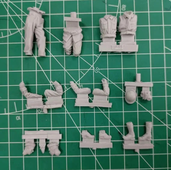 1/35 WWII French Tank Crew, 2 Figures, Resin Model Figure Kit, Unassembled and Unpainted