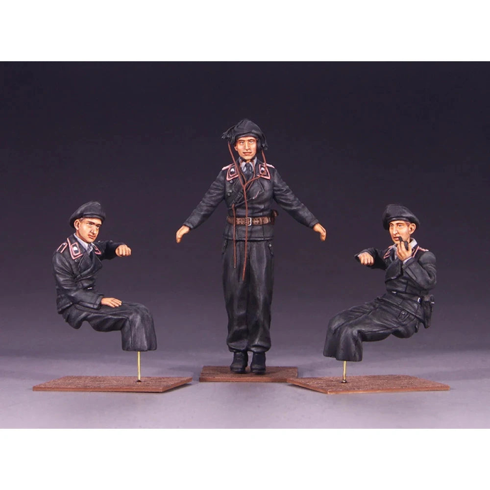 1/35 WWII German Panzer Commander in Leather Coat, 3 Figures, Resin Model Figure Kit, Unassembled and Unpainted